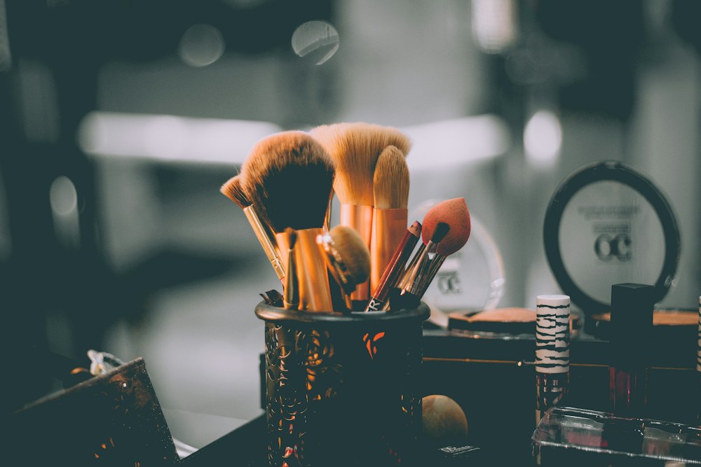 Detail kuas dan peralatan beauty dalam cahaya hangat